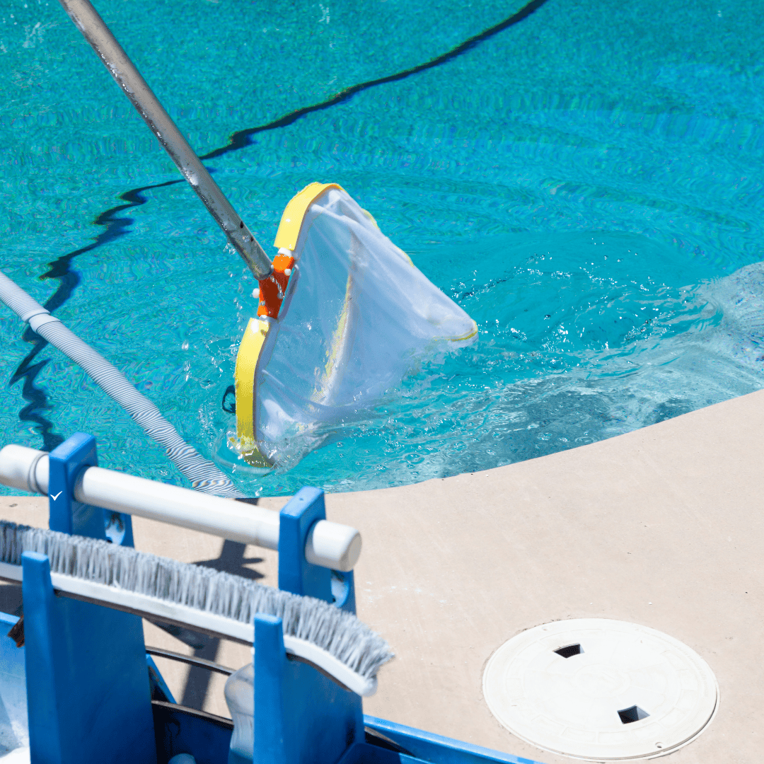 piscina sendo peneirada.png